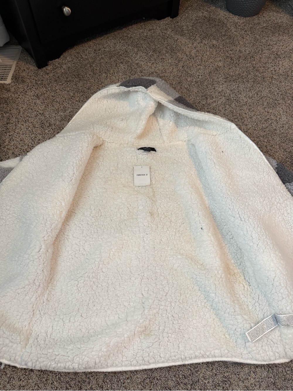 Forever 21 Women’s NWT Gray & White Checkered Sherpa Jacket — Size Small - Picture 3 of 7